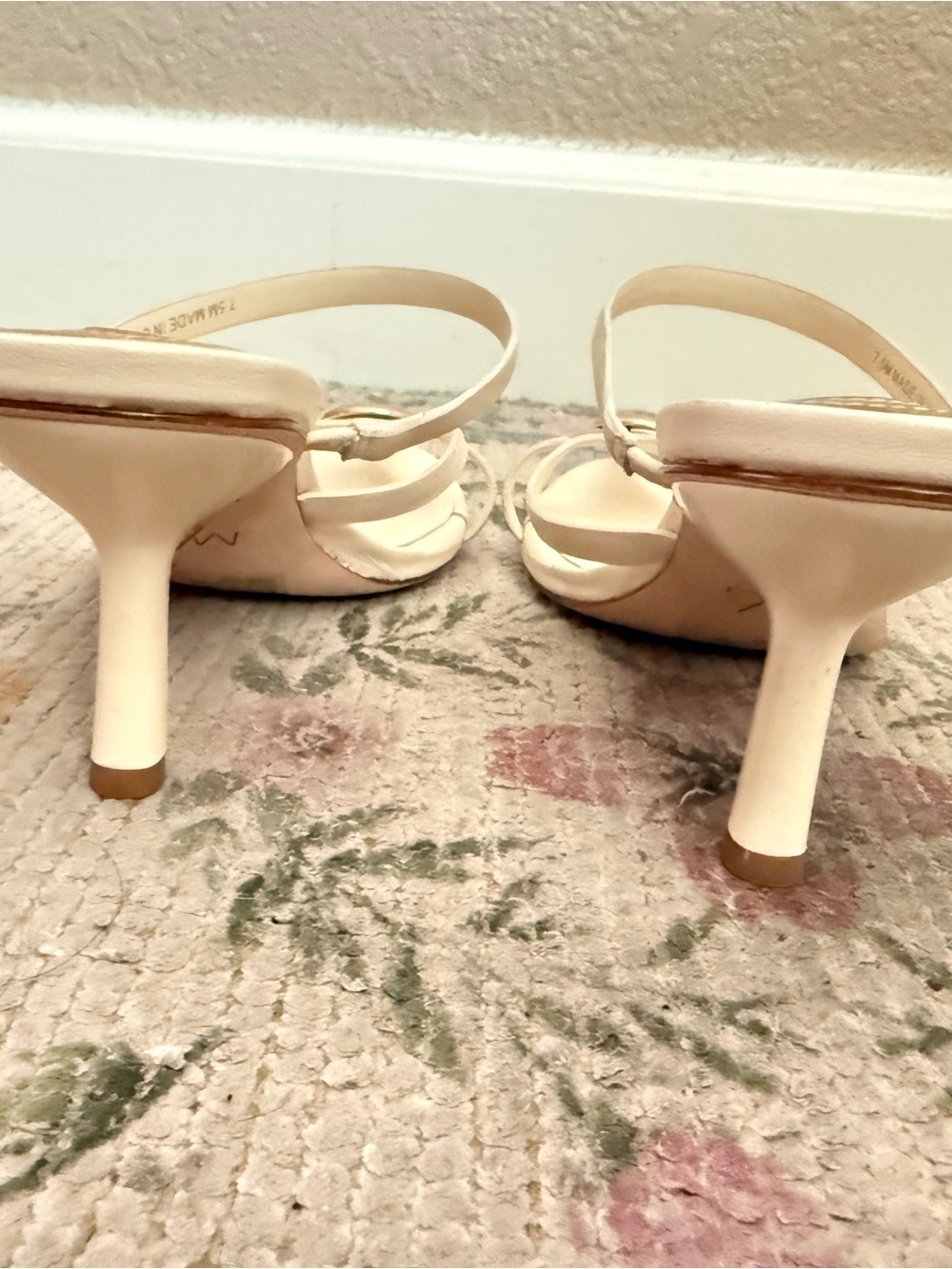 ANTONIO MELANI cream strappy heeled sandals with gold seashell accent - Picture 4 of 4